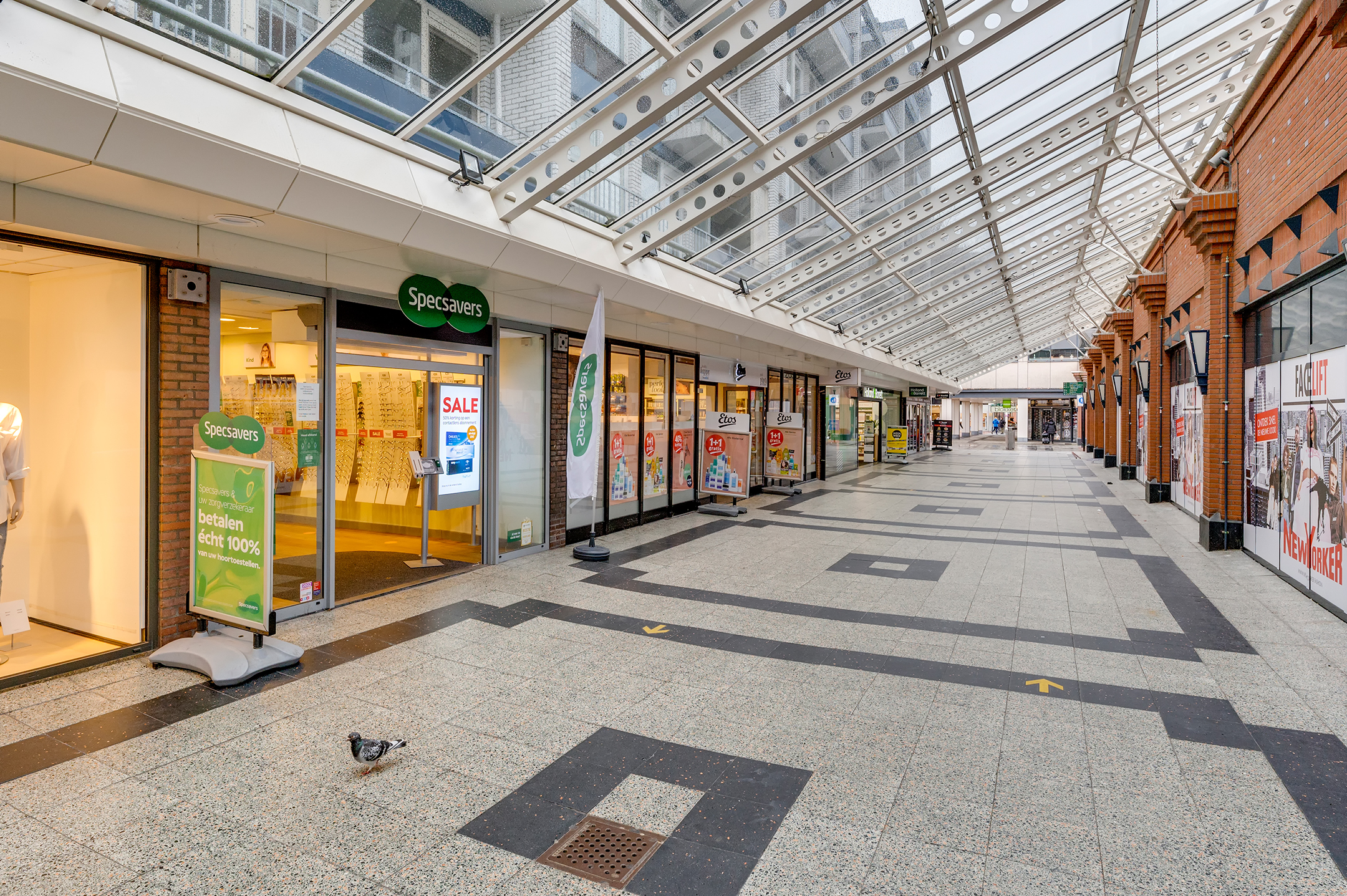 Spring Real Estate adviseert bij de verkoop van winkelruimten en één woning in Vlaardingen