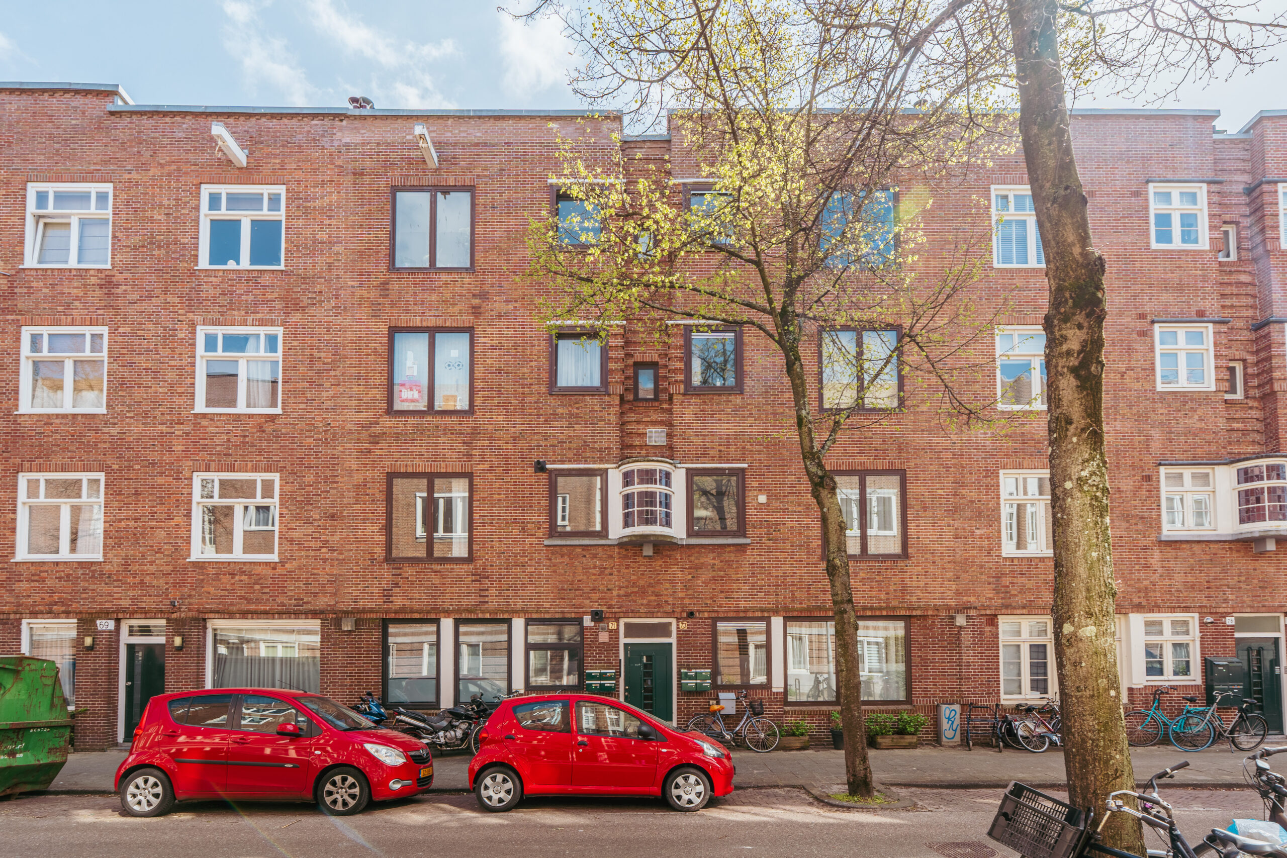 Spring Real Estate adviseert bij de verkoop van acht zelfstandige woonruimtes aan de Waverstraat in Amsterdam